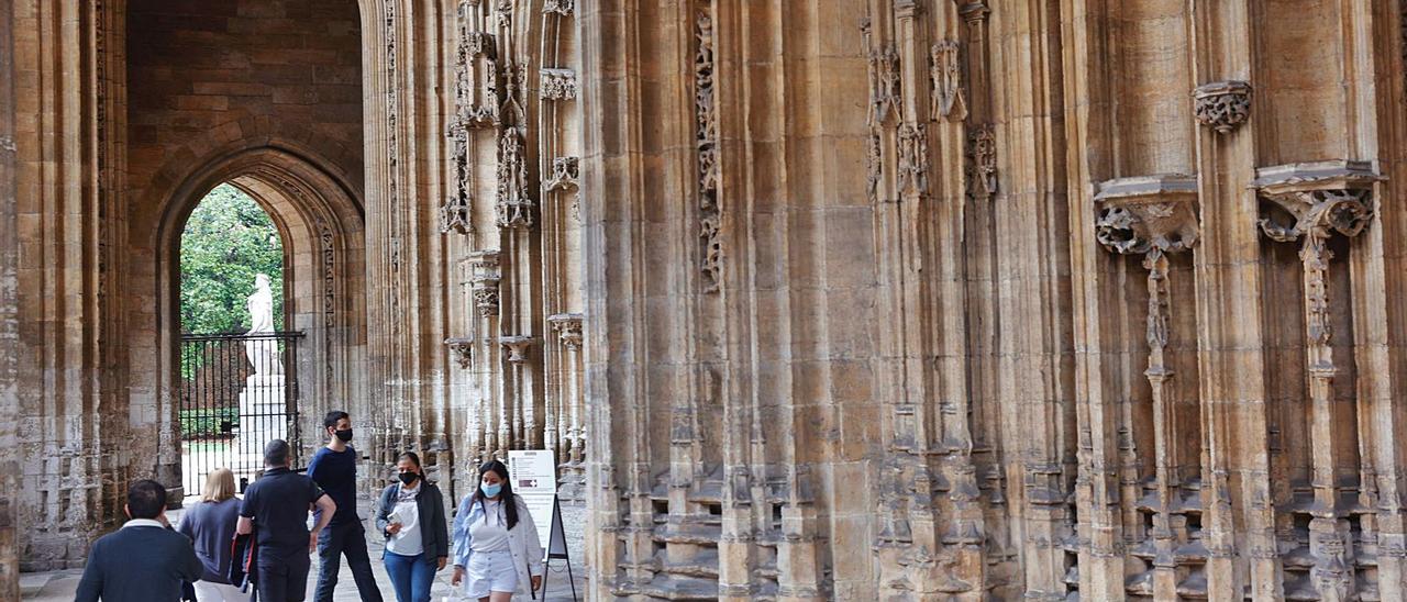 Visitantes en la entrada de la Catedral de Oviedo, ayer.