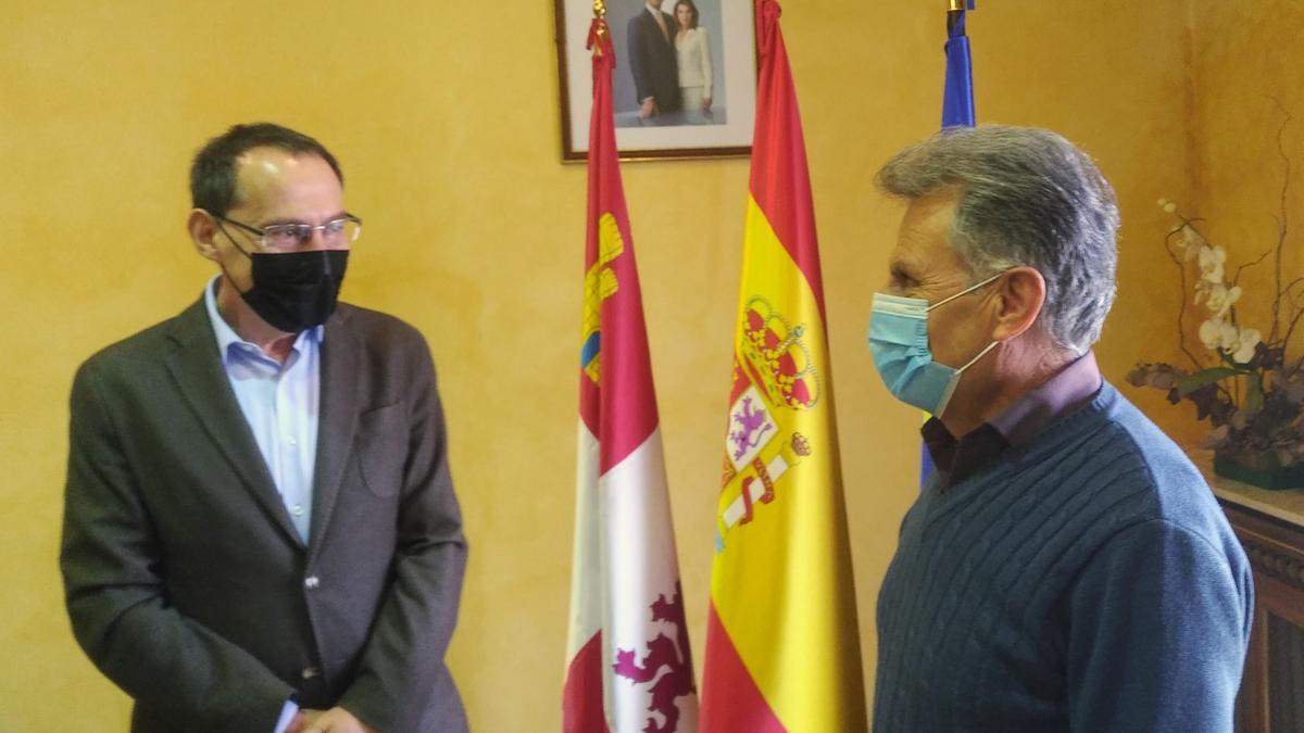 El subdelegado Ángel Blanco recibe al alcalde de Pereruela, Jesús Carnero.