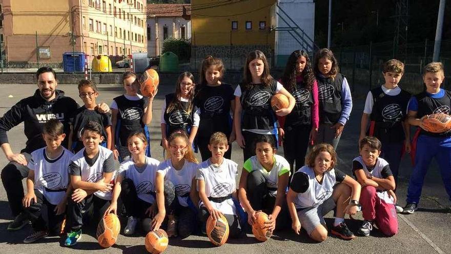 Alumnos del colegio de Rioturbio, con los balones de rugby.