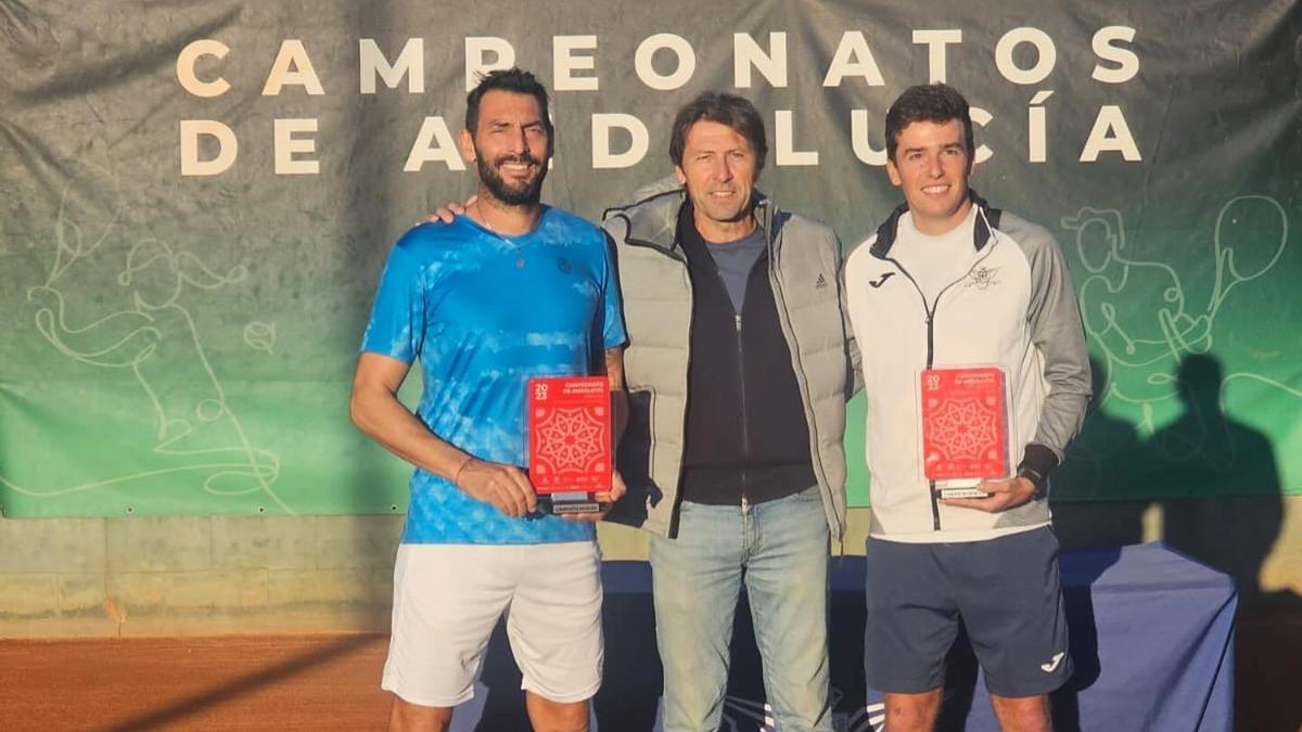 Javi Martínez y Francisco Pérez, con los trofeos de campeón andaluz de dobles.