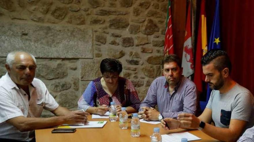 José Antonio de la Torre, María Begoña, Feliciano Arce y Manuel Moya en una sesión plenaria.