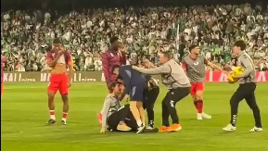 El utillero del Sevilla agrede a un recogepelotas del Betis antes del derbi