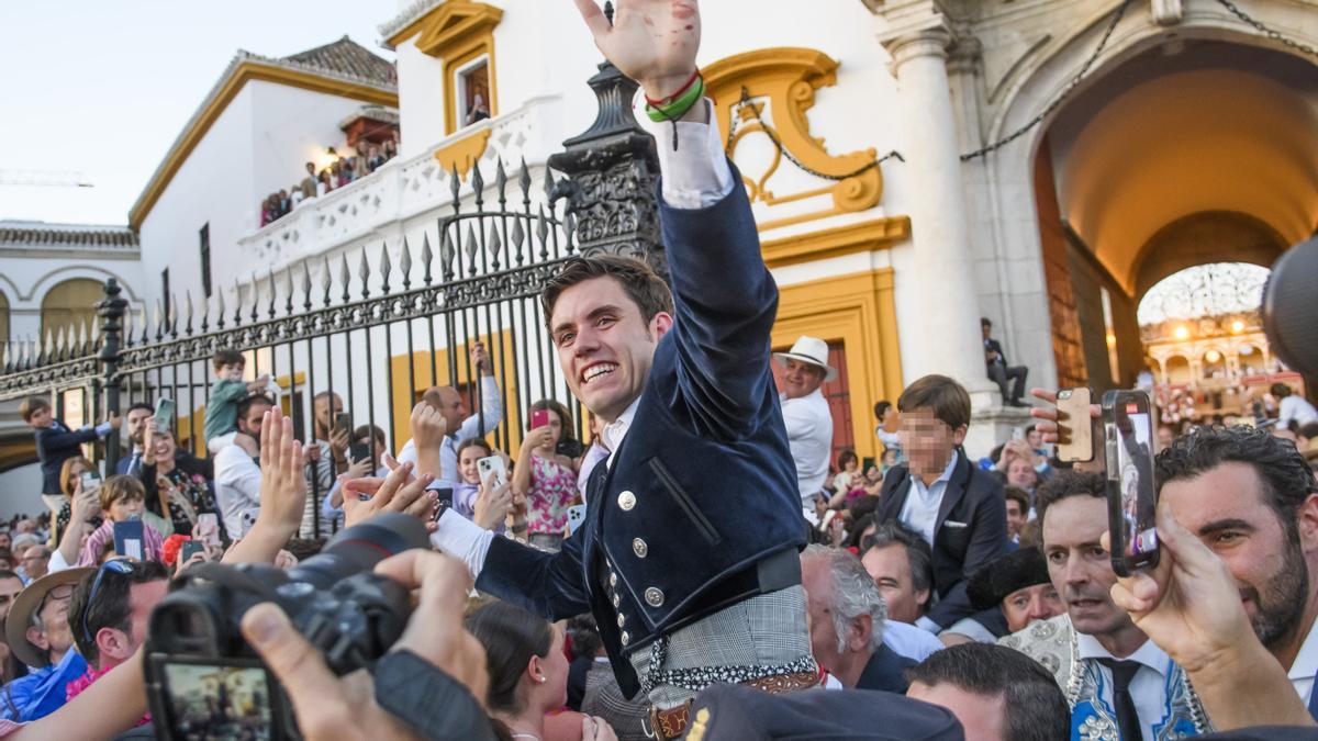 Salida por la Puerta del Príncipe del  rejoneador Guillermo Hermoso.