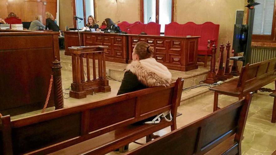 La madre de 41 años acusada de inducir a su hija a la prostitución negó los cargos ayer en el juicio.