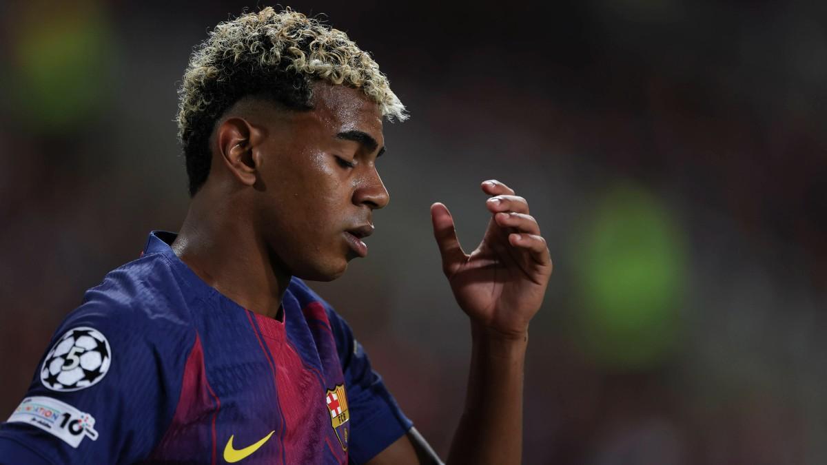 Lamine Yamal se lamenta de una acción en el partido del Barça contra el Paris Saint-Germain