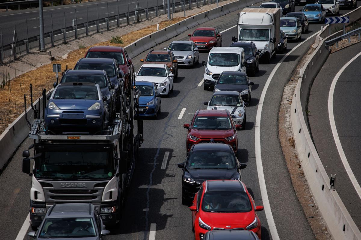12/08/2022 Numerosos vehículos circulan por la autovía A-3, el primer día de la tercera operación salida del verano de 2022, a 12 de agosto de 2022, en Madrid (España). La Dirección General de Tráfico (DGT) prevé 1.190.000 desplazamientos que atravesarán la Comunidad de Madrid este fin de semana por la operación salida del puente del 15 de agosto, y en la operación retorno, que se llevará a cabo de forma más escalonada, se esperan 876.000 movimientos. La DGT calcula que, en todo el mes de agosto, casi 10 millones de coches salgan de Madrid, vuelvan o atraviesen la Comunidad. SOCIEDAD Alejandro Martínez Vélez - Europa Press