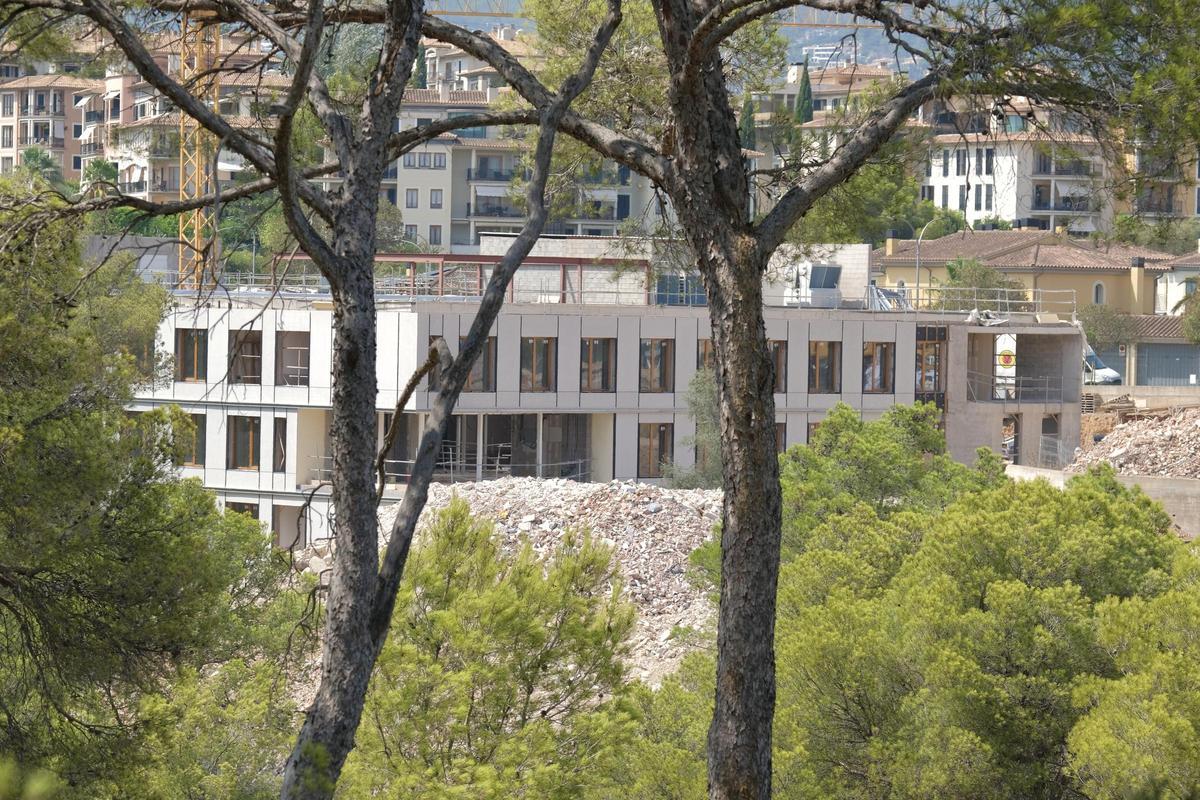 Vista de la residencia de Son Dureta de mayores dependientes tomada desde el bosque de Bellver