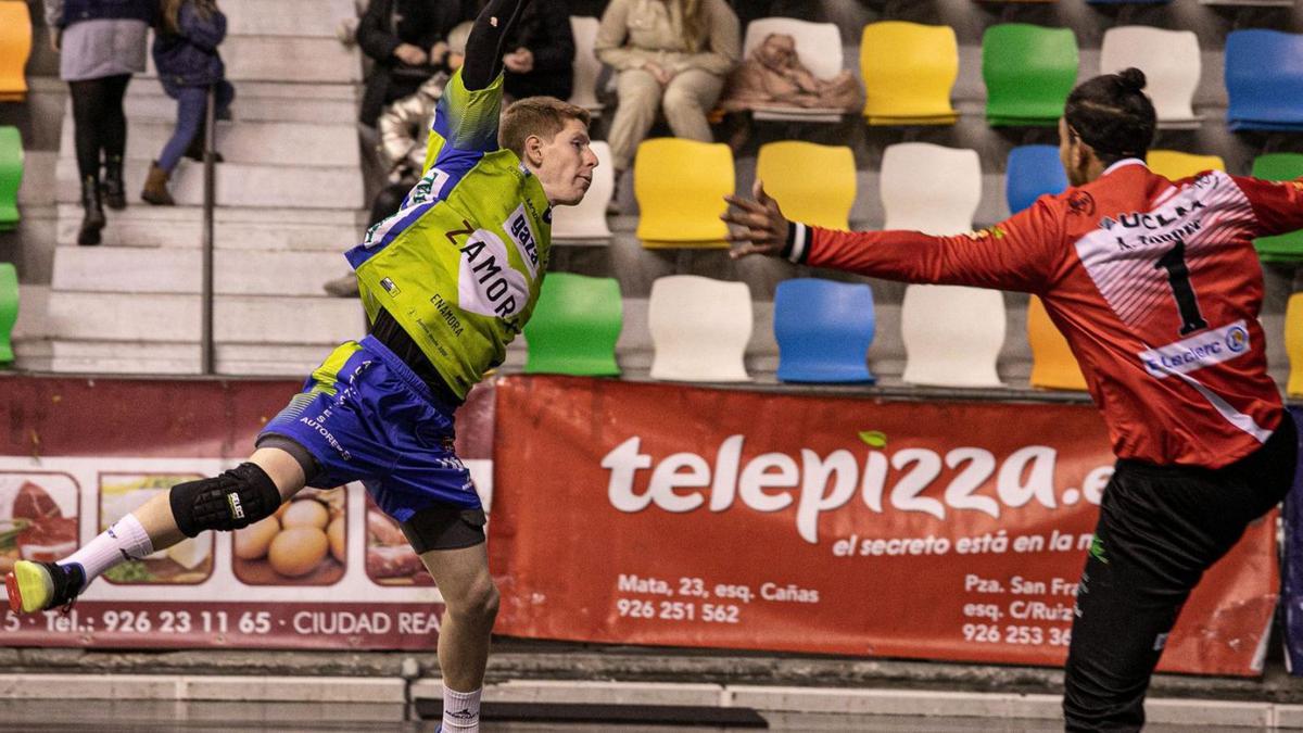 Nico Bono bate por alto a Adrián Torres durante el partido de ayer. | Área 11