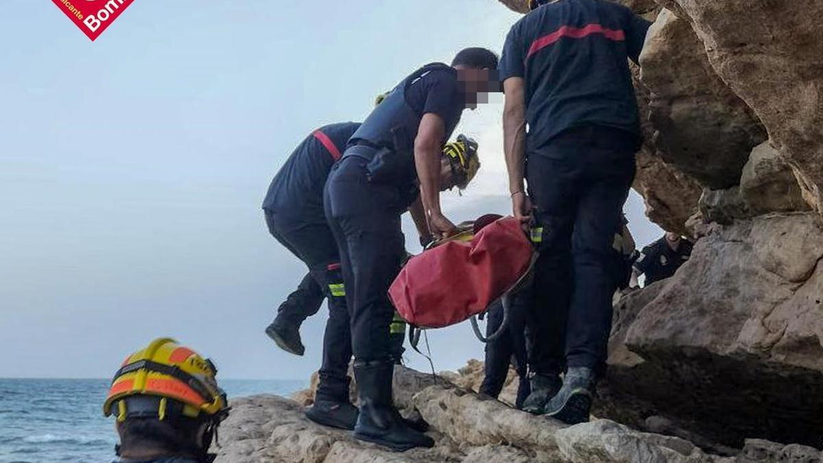 Momento de rescate del cuerpo de un joven en una cala de Benidorm.