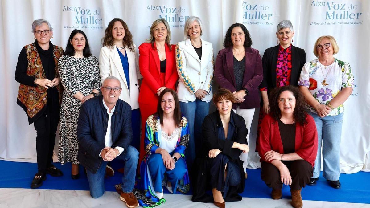 Belén do Campo, detrás, terceira pola dereita, este sábado coas protagonistas do foro Alza voz de muller.