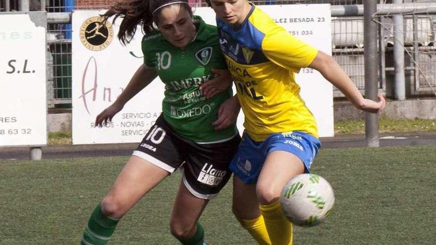 Isina, del Oviedo Moderno, a la izquierda, en el partido ante el Friol.