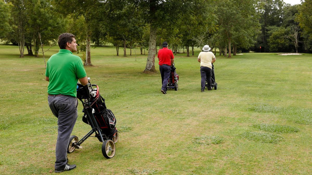 Jugadores en un campo de golf