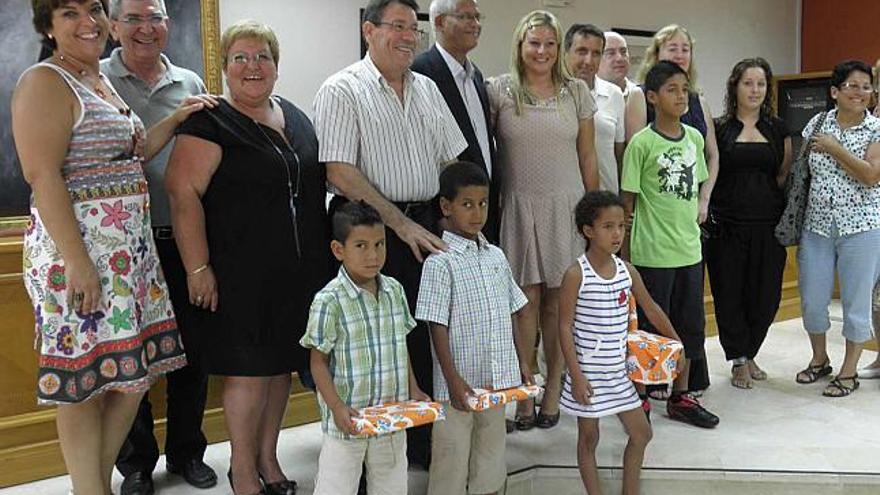 Madres de adopción durante el verano, niños saharauis y responsables del programa, ayer en el Ayuntamiento de Torrevieja.