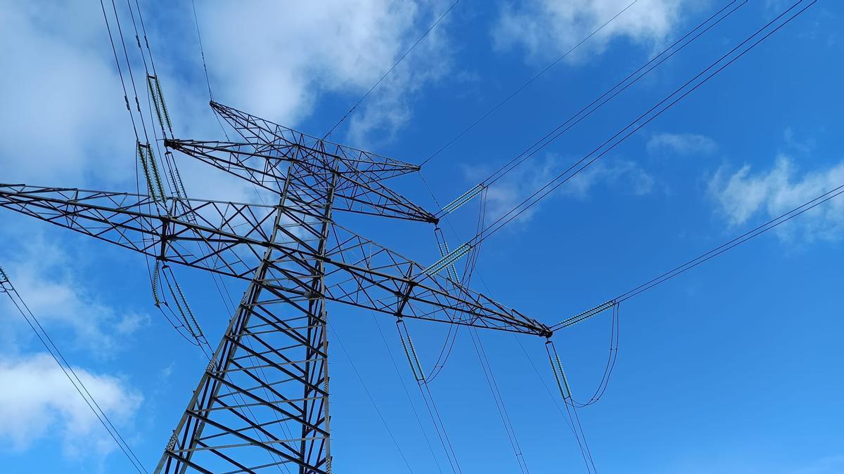 El Gobierno libera un aluvión de conexiones a la red eléctrica y abre una carrera entre energéticas para enchufar renovables y baterías gigantes
