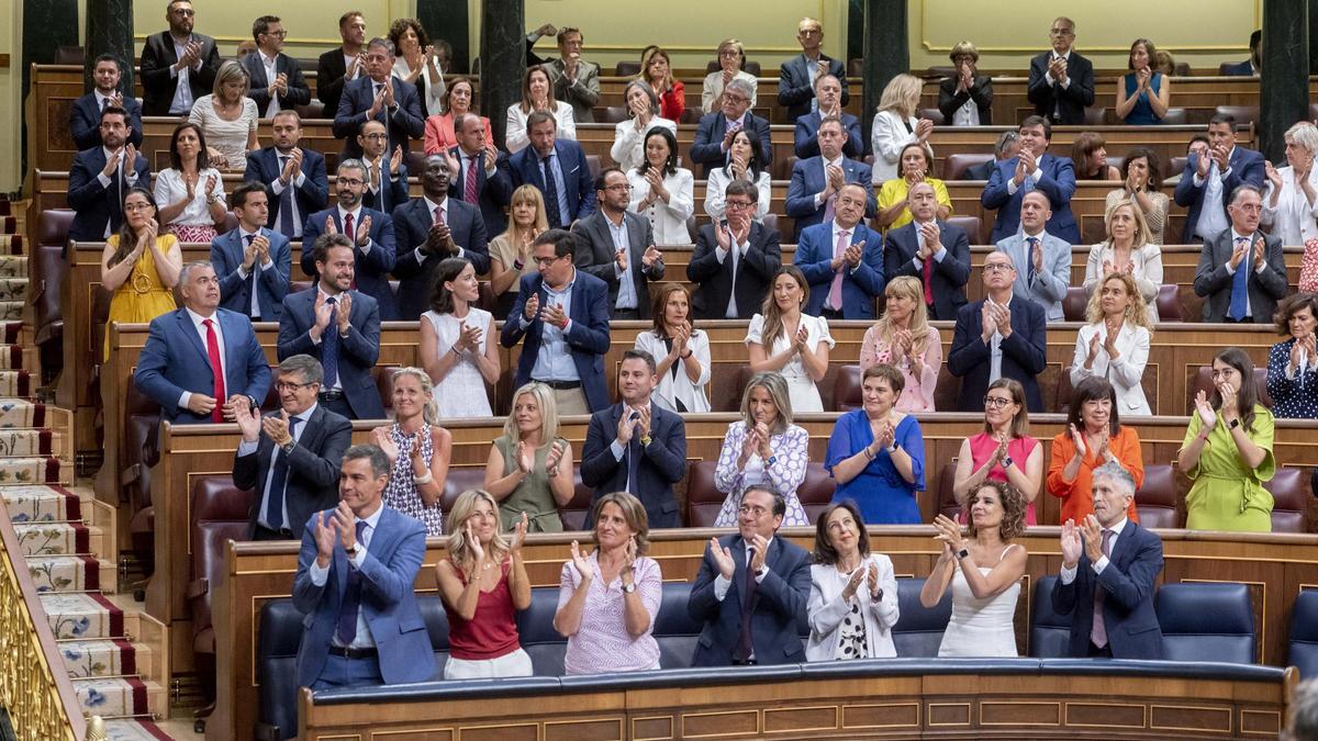 El presidente del Gobierno de España en funciones, Pedro Sánchez, aplaude tras la Sesión Constitutiva de la XV Legislatura en el Congreso de los Diputados, a 17 de agosto de 2023, en Madrid.