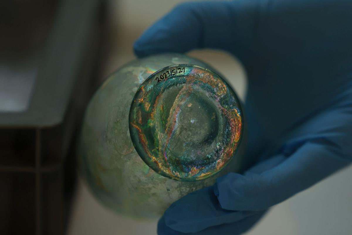 Jarras flavias, copas carchesium... el ajuar milenario que restaura el Museo Arqueológico
