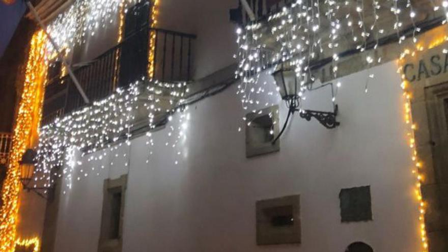 Fachada del Concello de Baiona iluminada de Navidad.