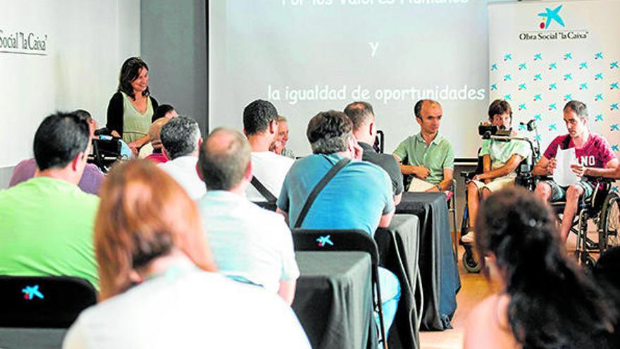 Set presos fan un taller liderat per persones amb paràlisi celebral