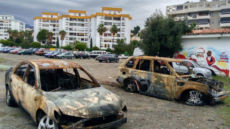 Dos coches quemados en una explanada en Nueva Andalucía.