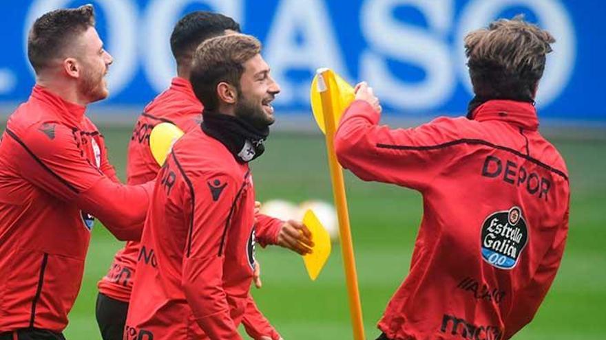 Fede Cartabia, en el centro junto a Diego Caballo, ayer en el estadio de Riazor.