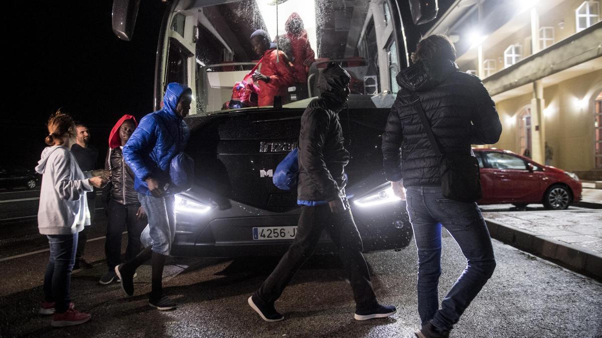 Migrantes africanos a su llegada a Malpartida de Cáceres procedentes de Canarias, a donde llegaron en cayuco durante el mes de octubre.