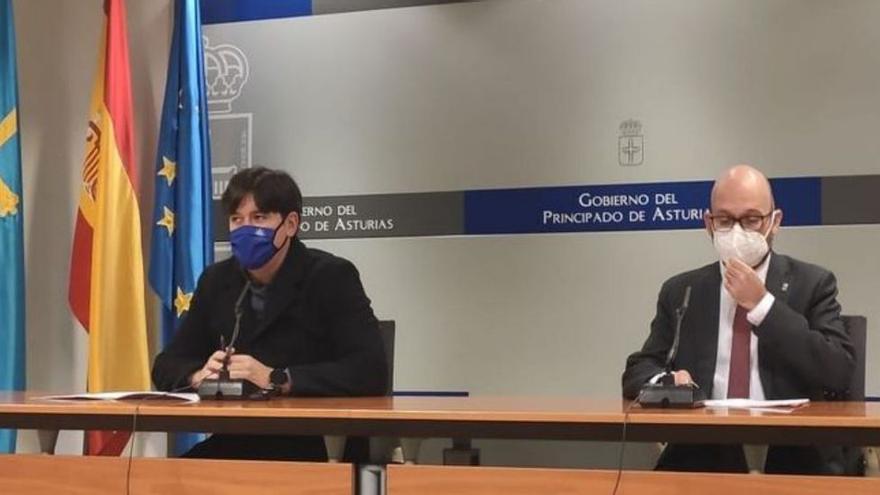 El consejero Borja Sánchez y el director general Iván Aitor Lucas, ayer, durante la rueda de prensa. | E. P.