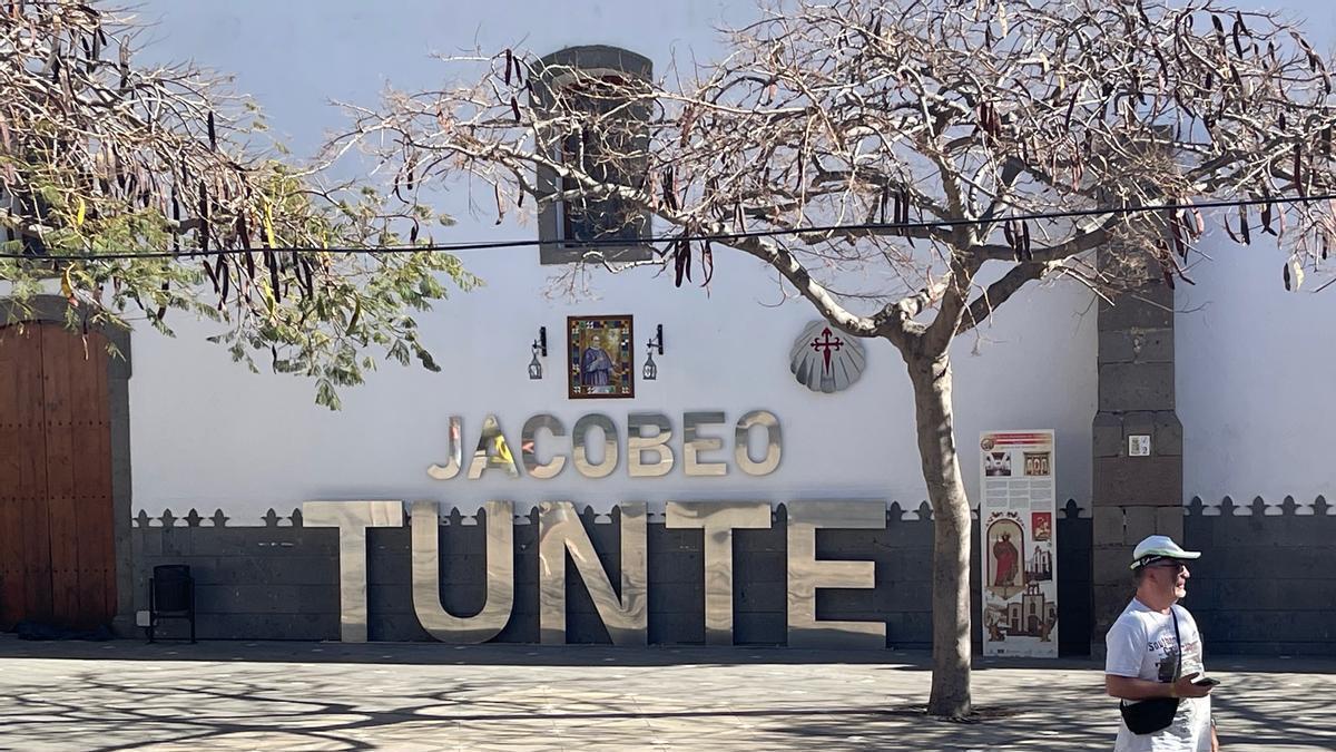 Letras metálicas del Jacobeo en la iglesia de San Bartolomé de Tirjana en Tunte.