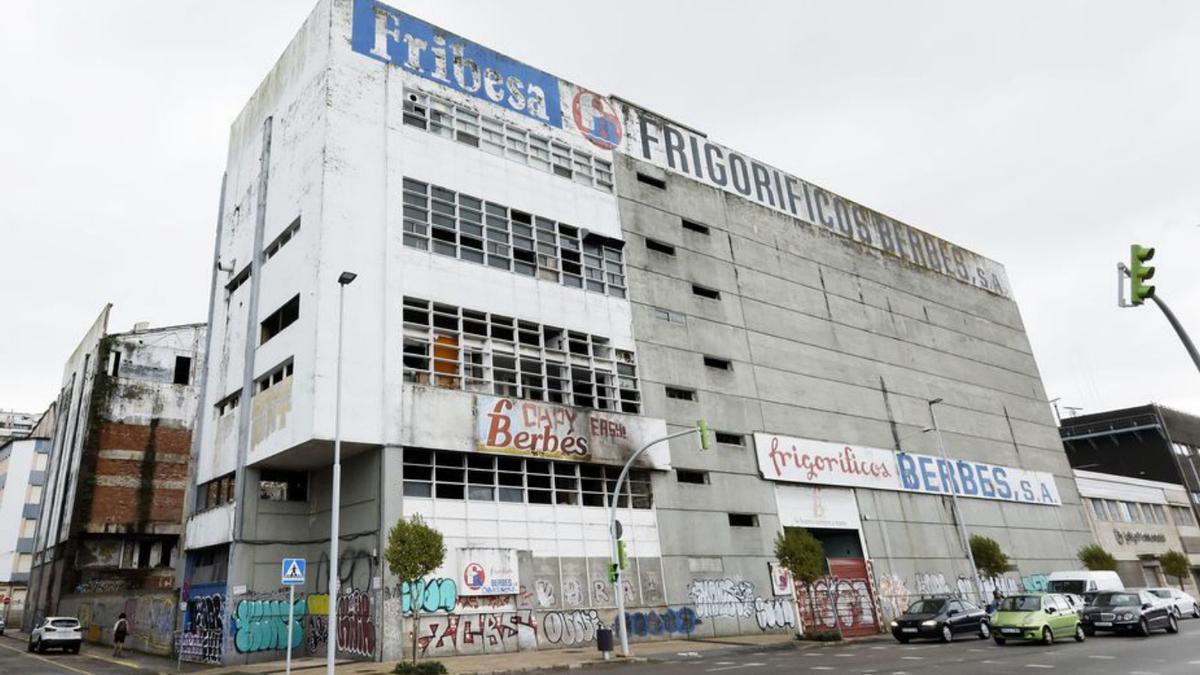 La nave de Fribesa, en la avenida de Beiramar.
