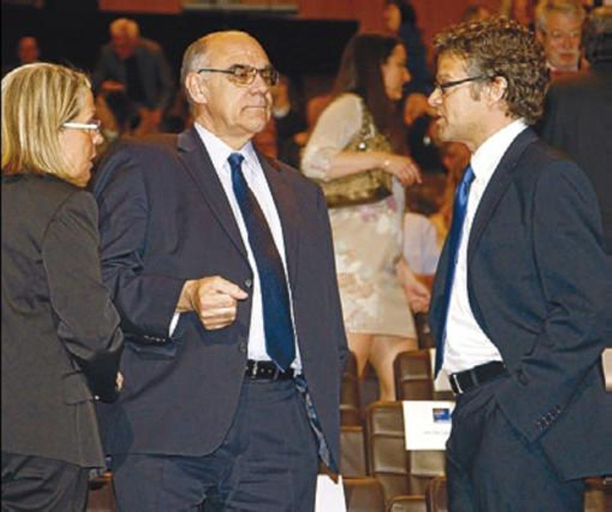 El president d’Abertis, Salvador Alemany (centre), amb Joan Vehils, director del diari ’Sport’.