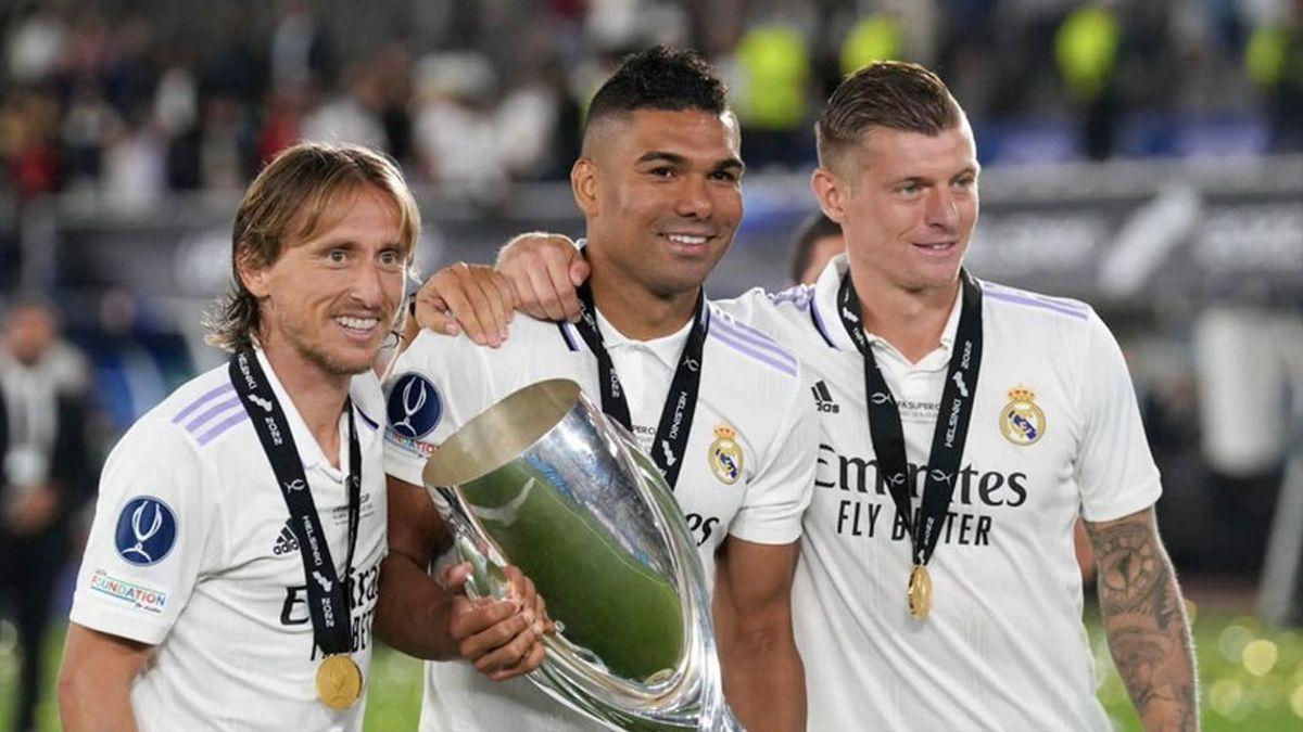 Modric, Casemiro y Kroos, con el trofeo de la Supercopa.