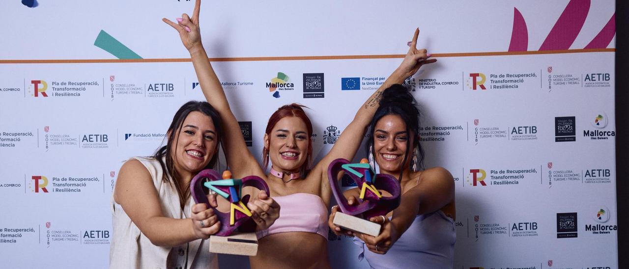Tanxugueiras posan cos galardóns conseguidos nos Premios de la Música Independiente.