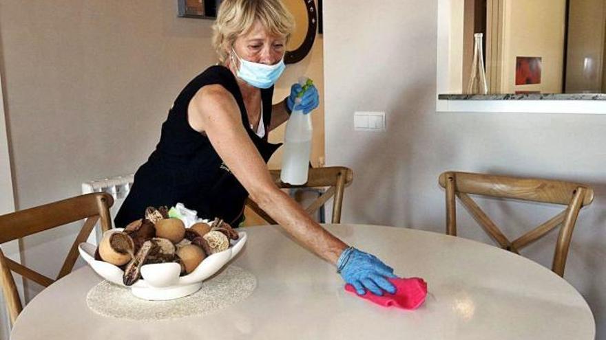 Una dona preparant un apartament a Sant Antoni de Calonge.