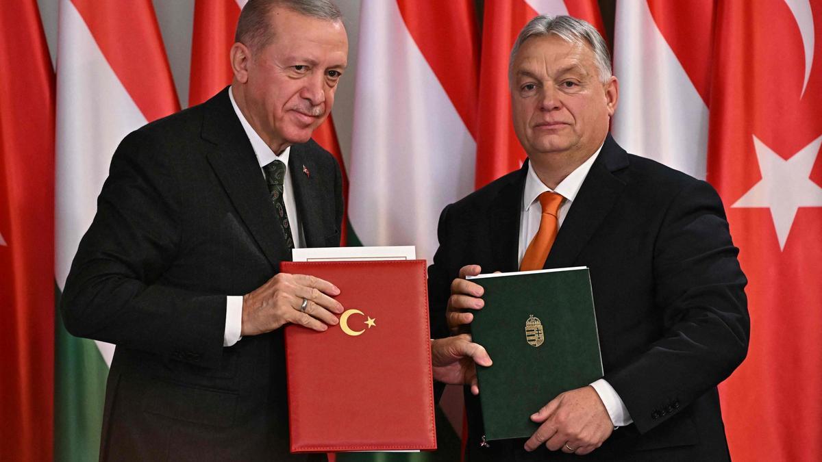 El presidente de Turquía, Recep Tayyip Erdogan, y el primer ministro húngaro, Viktor Orbán, este lunes en Budapest.