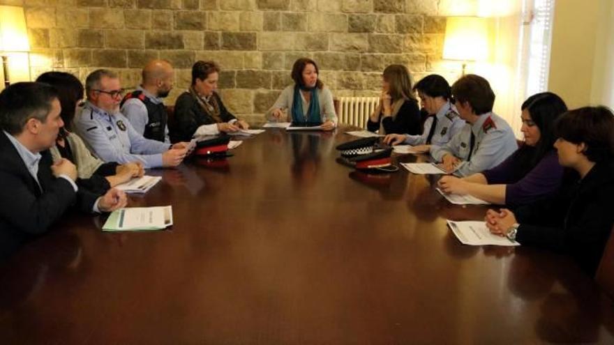 Reunió d&#039;ahir de la comissió tècnica d&#039;absentisme escolar a l&#039;Ajuntament de Girona.