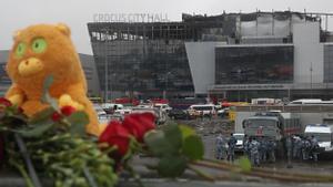 Flores ante el centro comercial Crocus City Hall en Krasnogorsk, fuera de Moscú, tras el ataque terrorista del pasado viernes.