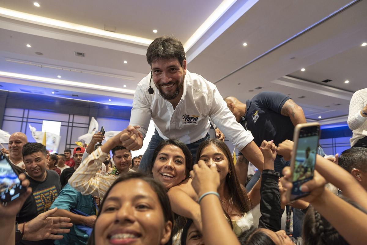 Jan Topic, aspirante de Por un país sin miedo, posa para los fotógrafos en el acto de cierre de campaña, en Guayaquil.