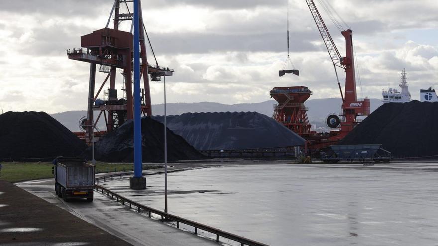 A la derecha, la grúa sobre raíles de Ebhisa que se trasladará al extremo del muelle para manejar la chatarra, pellets de hierro y terrones de acero de DRI. | MARCOS LEÓN