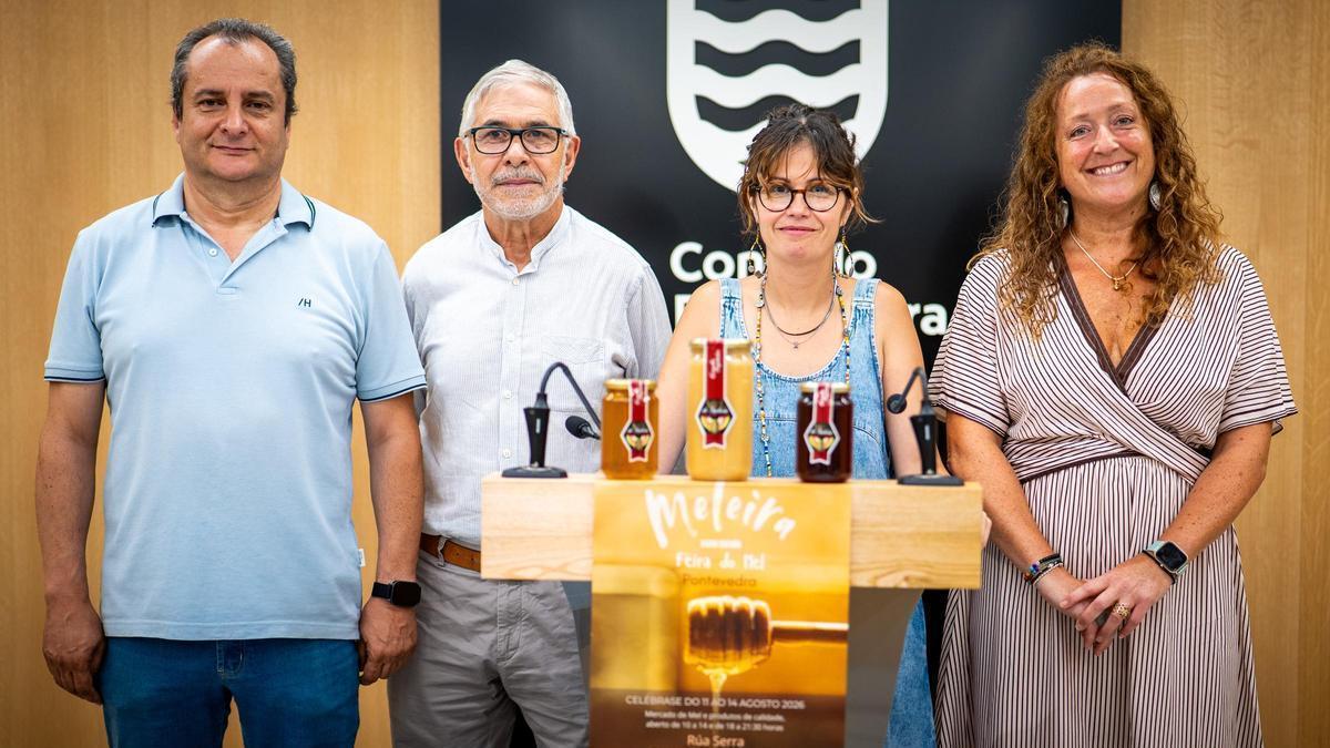 La organización de la Feira do Mel, mostrando tres variedades del 'oro líquido'.