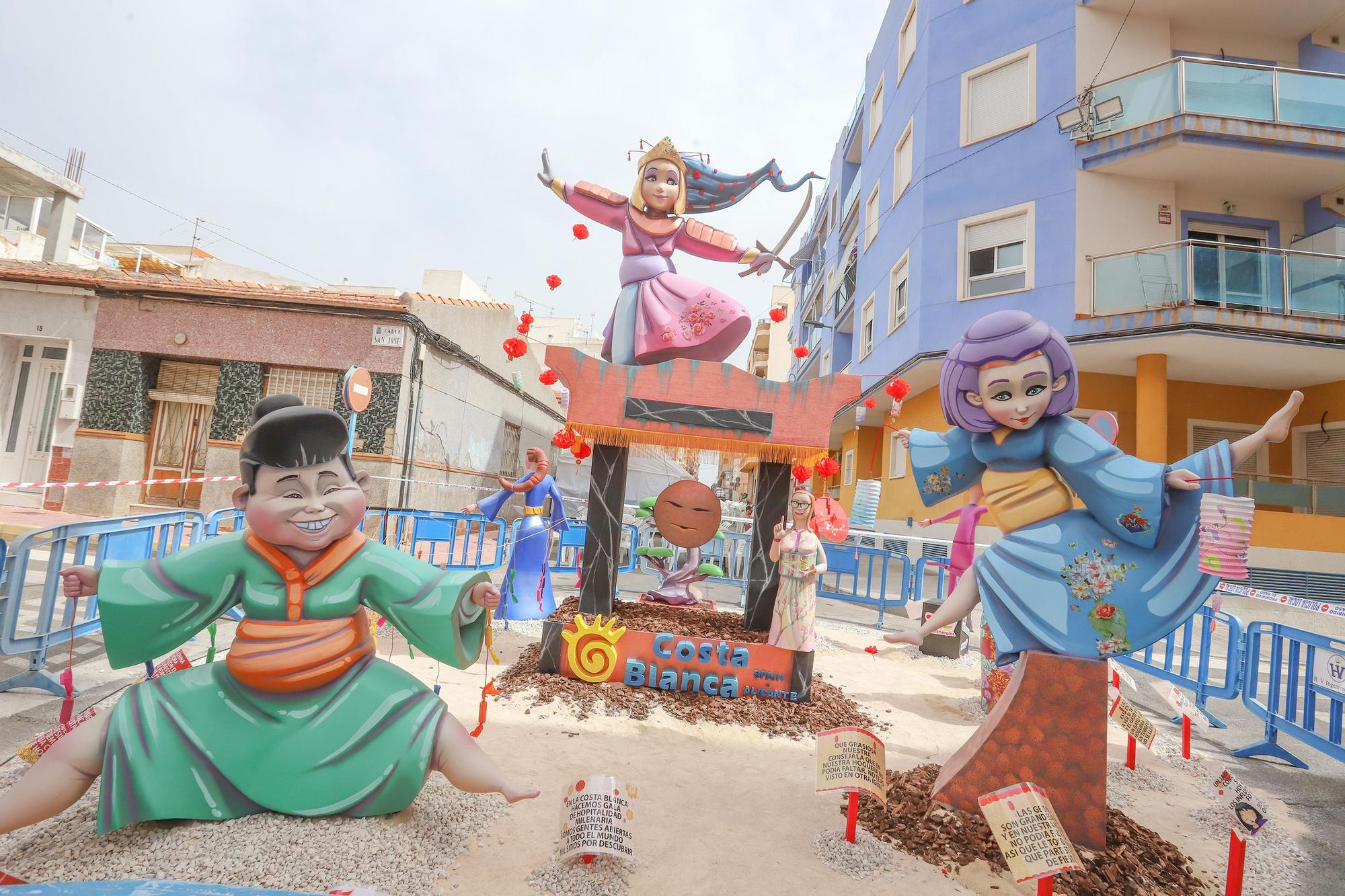 Hoguera del barrio de Los Molinos del Calvario en Torrevieja