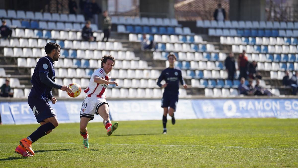 El balón impacta en la mano de un jugador del Lleida en el tiempo de descuento.