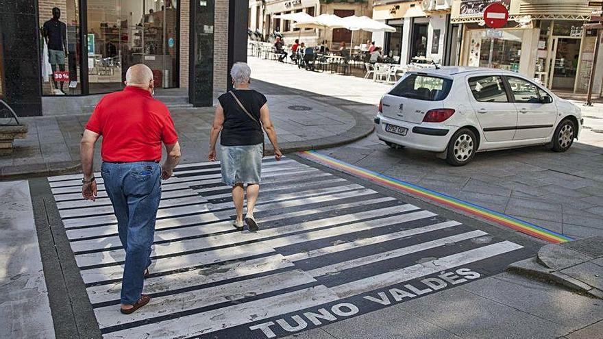 Paso pintado en la rúa Principal.