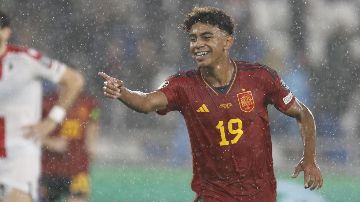   Lamine Yamal celebrando su gol en su debut con la ’roja’