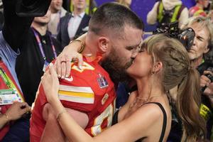 El beso de Taylor Swift y Travis Kelce