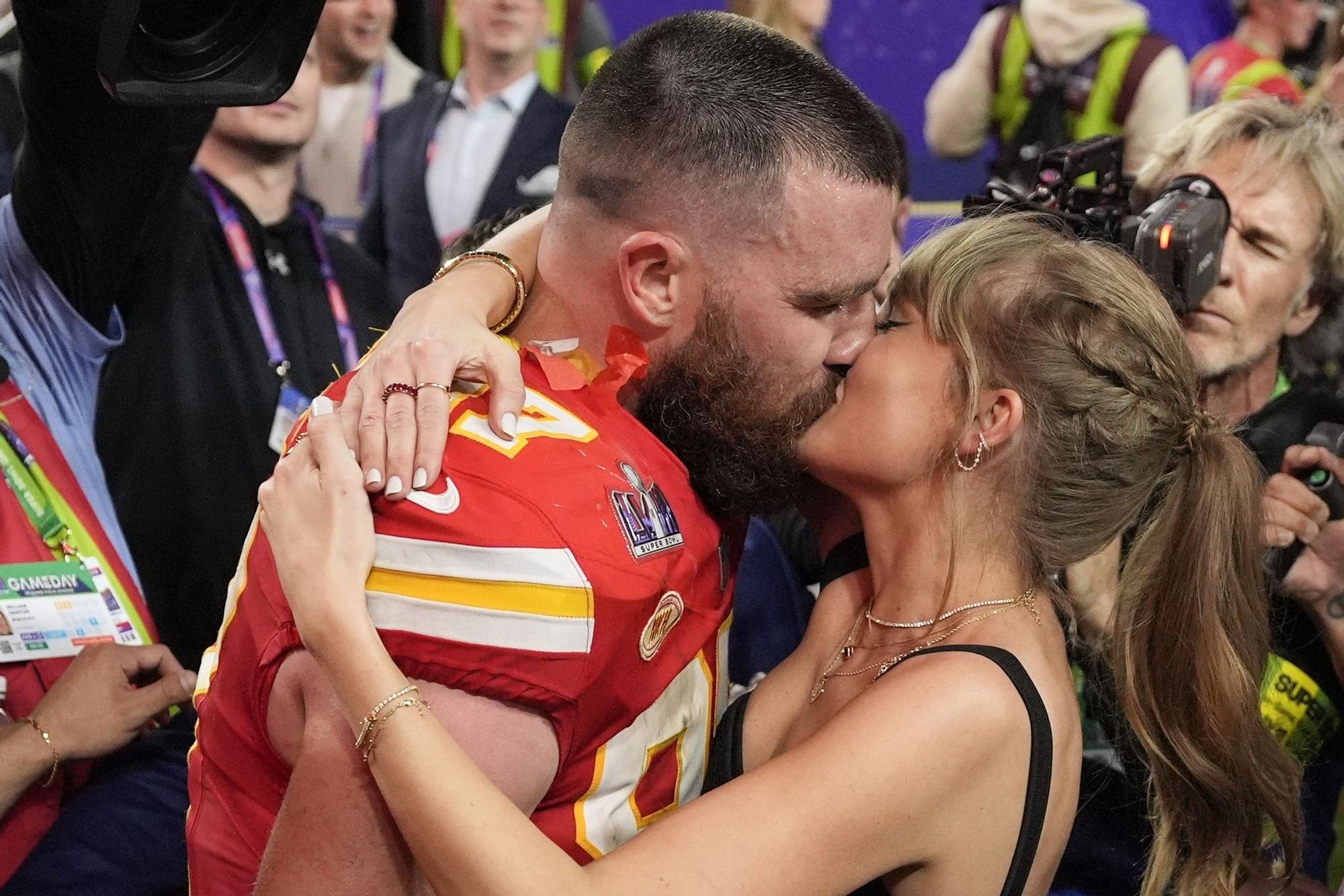EL BESO DE TAYLOR SWIFT Y TRAVIS KELCE | Super Bowl 2024: el superbeso de  Taylor Swift y Travis Kelce, el anuncio de Beyoncé y otros momentazos de la  final de la NFL