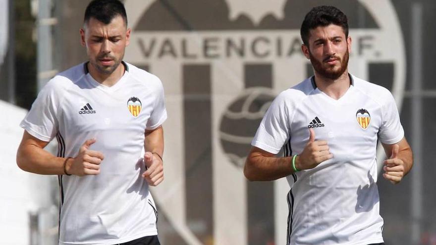 Nando, a la derecha, junto a Javi Fuego, en la actual pretemporada del Valencia.