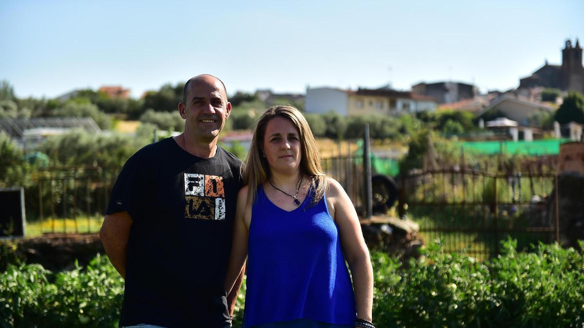 La familia que eligió criar a sus hijos en un pueblo del norte de Cáceres: "Aquí se vive más tranquilo y nos conocemos todos"