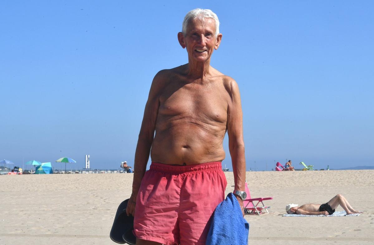 Manuel Castro, usuario de la playa de Santa Cristina