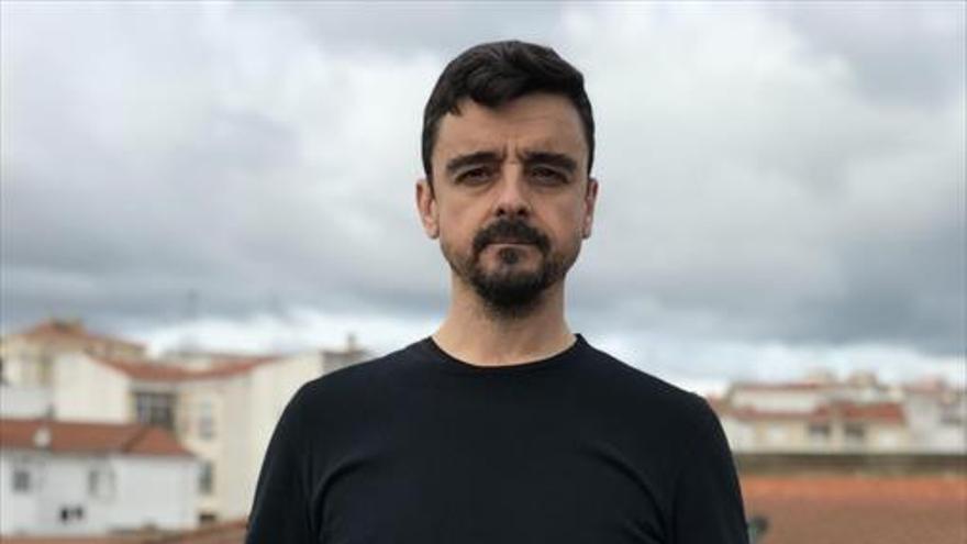 El artista cauriense Rafa Sendín expone 13 obras de su colección ‘Yoes’ en Gijón