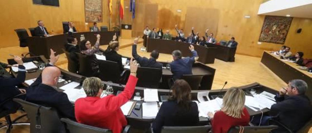 El pleno aprobó ayer las cuentas con los votos favorables de PP, Cs y Ciudadanos por Benidorm.