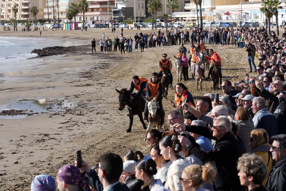 Las imágenes de la carrera de caballos en la playa de Orpesa
